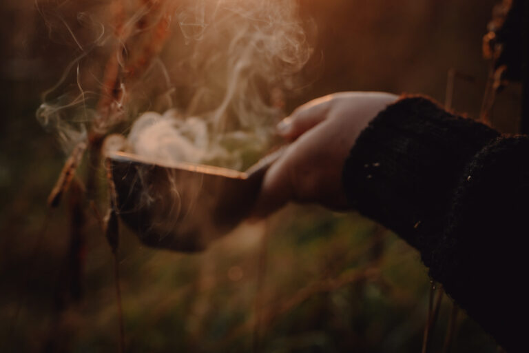 Anita-Arneitz_Raeuchern_Kraeuterlei_Foto-Petra-Nestelbacher