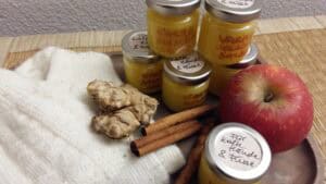 Honig, Ingwer, Zimt und Apfel – natürliche Rabenkräuter-Produkte.